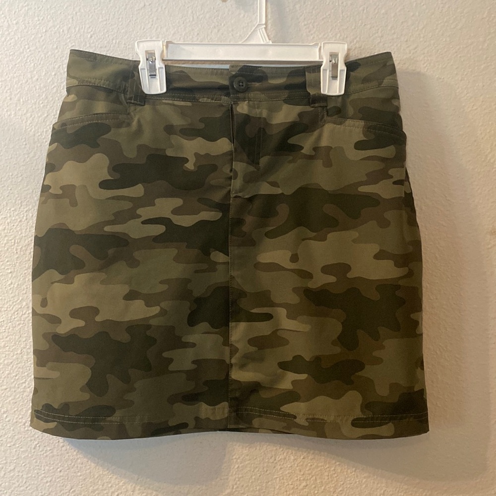 Eddie Bauer camo skirt size 8 but has been “altered” to fit more like a 4